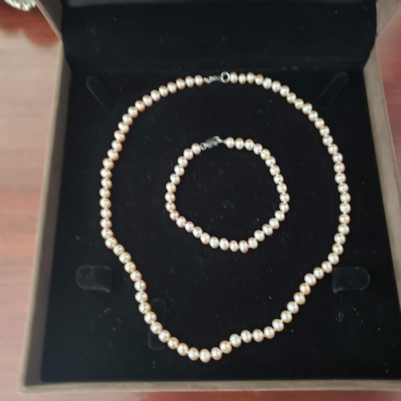 Jewelry - Fresh water pearls necklace and bracelet set